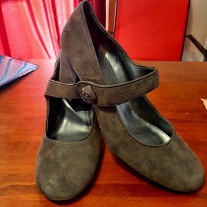 Me Too Charcoal Gray Suede Closed Toe Block Heels - Size 9.5M